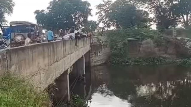 गोवर्धन बाईपास पुलिया पर एक अर्धनंग व्यक्ति ने किया हंगामा किसी से मांगी सिगरेट तो किसी से मांगी बीड़ी