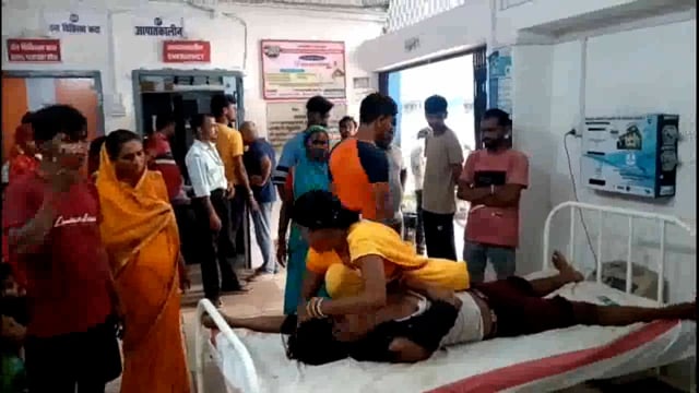 बादशाहगंज गांव के समीप अनियंत्रित पिकअप वाहन  साइकिल एवं बाइक में टक्कर मार फरार,दो जख्मी।