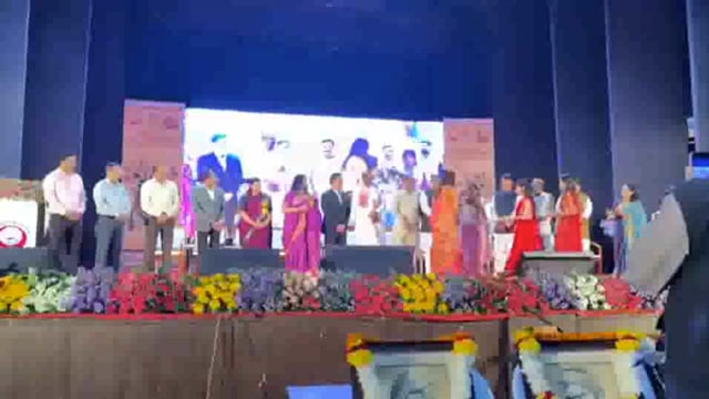 नागपुरात कविवर्य सुरेश भट्ट सभागृहात गडचिरोलीतील मनीषा मडावी चा सन्मान