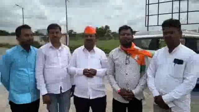 स्वर्गीय गोपीनाथ मुंडे यांच्या पूर्णाकृती पुतळा लोकार्पण सोहळ्याला उदगीर तालुक्यातील भाजपाचे कार्यकर्ते लातूरकडे रवाना