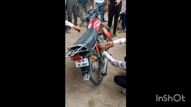 राया: रोड पर चलती मोटरसाइकिल में निकला सांप मची अफरा तफरी बाल-बाल बची जान...