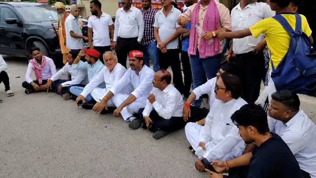 समाजवादी पार्टी के राष्ट्रीय अध्यक्ष अखिलेश यादव जी की गिरफ्तारी के विरोध में आज ईलाइट चौराहे झाँसी पर धरना प्रदर्शन किय