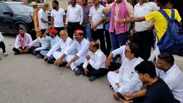 समाजवादी पार्टी के राष्ट्रीय अध्यक्ष अखिलेश यादव जी की गिरफ्तारी के विरोध में आज ईलाइट चौराहे झाँसी पर धरना प्रदर्शन किय