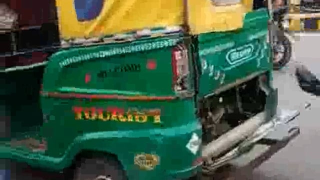 झांसी के BKD चौराहे पर टैक्सी में बैठी सवारी से छेड़खानी का मामला वीडियो वायरल सोशल मीडिया पर