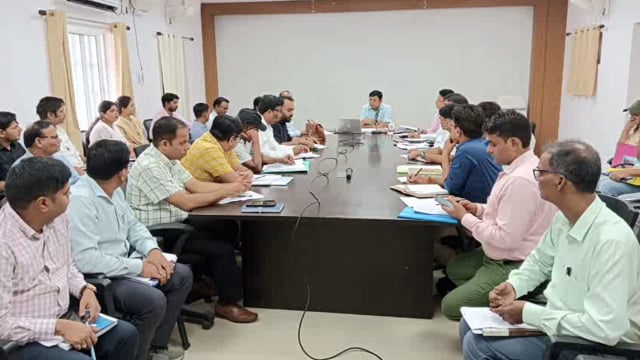 जिला पदाधिकारी ने लंबित पत्रों की समीक्षा, जल्द निष्पादन करने का दिए निर्देश