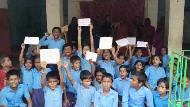 शिक्षक का तबादला होने पर छात्र-छात्राएं बैठे धरना पर, जिलाधिकारी से शिक्षक को स्कूल में वापस लाने का किया अपील।