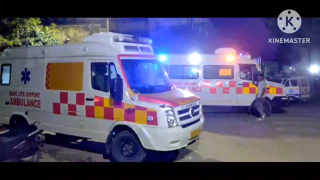 स्लीपर कोच बस डिवाइडर से टकराई डिवाइडर से टकराने पर बस पलटी