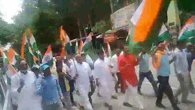 जिला पंचायतअध्यक्षराजेशअग्रहरी ब्लॉकअध्यक्षराजेश शुक्लकीअध्यक्षता में संग्रामपुरमेंतिरंगायात्रानिकलीनारेलगे अरूण महेंद्र