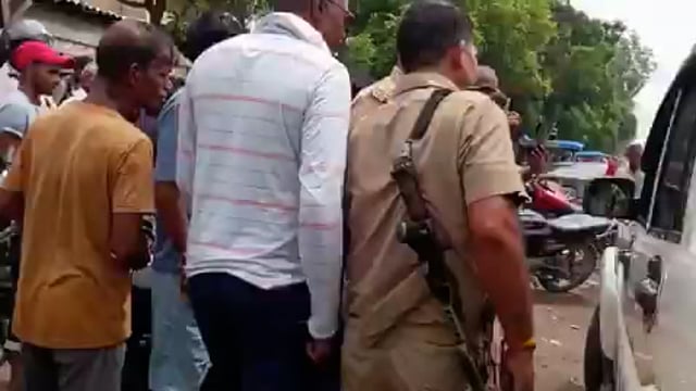 ▶️...हाथरस- ट्रैफिक पुलिसकर्मी से भिड़ा BJP MLC ऋषिपाल सिंह का बेटा चौधरी तपेश, 
सड़क से गाड़ी हटाने के लिए कहने पर पुलिस से तू-तड़ाक, 
बोला- 