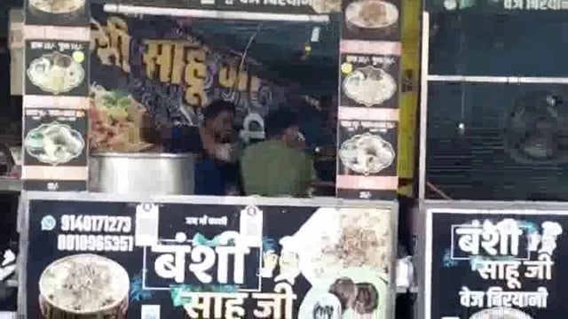 झांसी कोतवाली थाना क्षेत्र आशिक चौराहा पर बिरयानी की दुकान पर हुई जमकर मारपीट का वीडियो सोशल मीडिया पर वायरल