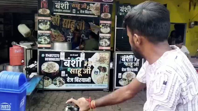 झांसी कोतवाली थाना क्षेत्र आशिक चौराहा पर बिरयानी की दुकान पर हुई जमकर मारपीट का वीडियो सोशल मीडिया पर वायरल