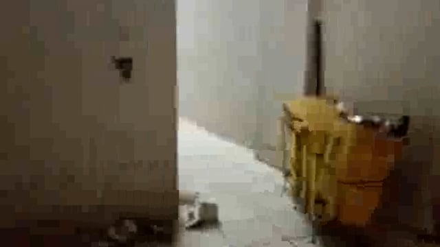 झांसी मेडिकल कॉलेज वार्डो में लगा गंदगी का अंबार लोगों का सांस लेना परेशानी सरकारी व्यवस्थाओं को चुना रहे कर्मचारी सफाई 