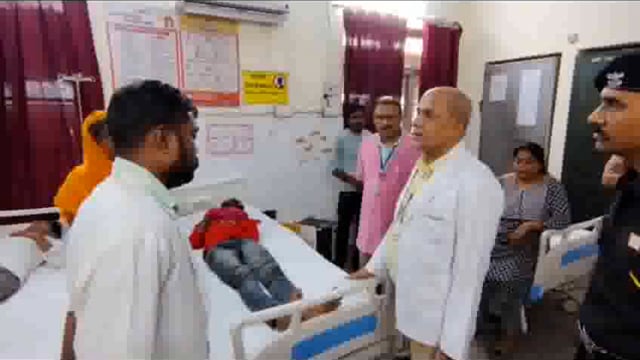 झांसी जिला अस्पताल के प्रमुख अधीक्षक डॉ. प्रमोद कटियार ने वार्डो का औचक निरीक्षण किया