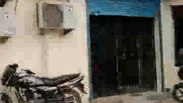 झाँसी मोंठ के केनरा बैंक ATM के अंदर  साड़ कुछ इस तरह गार्ड बनकर बैठा हुआ है  अपनी ड्यूटी कर रहा है सोशल मीडिया पर वीडियो