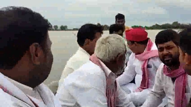 बांसडीह तहसील क्षेत्र में सपा नेता नीरज सिंह गुड्डू ने दर्जनों बाढ़ प्रभावित गांवो का किया दौरा, किसानो की सुनी समस्याएं