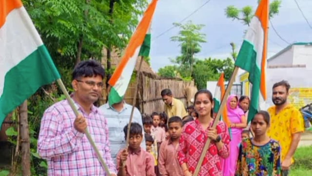 प्राथमिक विद्यालय कमालपुर में वंदे मातरम के साथ स्कूली बच्चों ने निकाली तिरंगा यात्रा