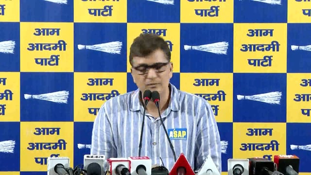 आप नेता सौरभ भारद्वाज ने पुराने वाहनों के लिए ईंधन प्रतिबंध संबंधी भाजपा के 'तुगलकी फरमान' की आलोचना की

नई दिल्ली - आम आदमी पार्टी (आप) नेता सौरभ भारद्वाज ने भाजपा नेता मनजिंदर सिंह सिरसा की तीखी#politics