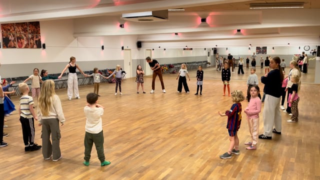 (7) Til Julebal i Nisseland (-4% – i rundkreds).MOV