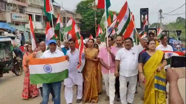 भाजपा कार्यकर्ताओं ने शहर में निकाला तिरंगा यात्रा।