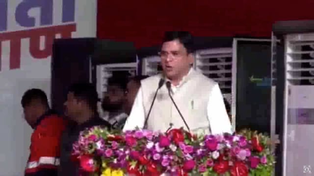 जिल्हाधिकारी कार्यालय गडचिरोली त सहपालकमंत्री अँड आशीष जयस्वाल यांच्या हस्ते ध्वजारोहण