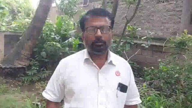 शक्तिपीठ बाधित शेतकऱ्यांचा आज बुधगावात मेळावा 
राजू शेट्टी, विशाल पाटील सतेज पाटील यांची उपस्थिती, पुढील आंदोलनाची दिशा ठरणार 
सांगली / प्रतिनिधी 
शक्तिपीठ महामार्ग रद्दच करावा, सांगली सह संपूर्ण कृष्णा वारणा काठ महापुरात बुडणार तो वाचविणे आदिसह अन्य मागण्यासाठी शुक्रवार दिनांक 15 ऑगस्ट रोजी बुधगांव येथे  शक्तिपीठ बाधित शेतकरी मेळाव्याचे आयोजन करण्यात आले आहे या मेळाव्याची तयारी पूर्ण झाली असून शेतकऱ्यांनी मोठ्या संख्येने उपस्थित राहावे असे आवाहन  शक्तिपीठ बाधित शेतकरी बचाव कृती समितीचे महेश खराडे, उमेश देशमुख, सतीश साखळकर यांनी केले आहे.
या मेळाव्याला माजी खा राजू शेट्टी, खा विशाल पाटील, आ सतेज पाटील, माजी आ बचू कडू, किसान सभेचे अजित नवले आदी उपस्थित राहणार आहेत. याशिवाय गिरीश फोंडे, ऍड गजेंद्र येळकर, शिवाजी मगदूम, सम्राट मोरे, गणेश घोडके, गणपतराव घाटूळ हेही उपस्थित राहणार आहेत हा मेळावा शुक्रवारी दुपारी बारा वाजता बुधगांव येथील इशिता मंगल कार्यालयात होणार आहे. मेळाव्या पूर्वी  
तिरंगा झळकतो आमच्या शिवारात, शक्तिपीठ नको आमच्या वावरात या ब्रीद वाक्यानुसार सकाळी जिल्ह्यात सर्वत्र बाधित शेतीत तिरंगा फडकवण्यात येणार आहे बुधगांव येथेही मेळाव्या पूर्वी झेंडावंदन करण्यात येईल त्यानंतर मेळाव्यास प्रारंभ होईल असे सांगून खराडे, देशमुख म्हणाले
शक्तिपीठ महामार्गा ला सांगली जिल्ह्यातून प्रचंड विरोध आहे. जिल्ह्यात कुठेही शेतीची मोजणी होऊ दिलेली नाही अधिकाऱ्यांना पिटाळून लावण्यात आले आहे. मात्र तरीही सरकार हा महामार्ग रेटण्याचा प्रयत्न करत आहे.  
या महामार्गा मुळे ऊस, द्राक्ष शेती उध्वस्त होणार आहेच मात्र सांगली, सांगलीवाडी, कर्नाळ, पद्माळे, आदिसह कृष्णा आणि वारणा काठावरील सर्व गावे पाण्याखाली जाणार आहेत. बुधगांव ते दानोळी असा सुमारे 15 किमी उड्डाण पूल सांगलीवाडी मार्गे होणार आहे. या पुलाचा 20 ते 25 फूट भराव असणार आहे त्यामुळे सांगली शहरासह सर्व गावांना त्याचा फटका बसणार आहे. त्यामुळे शेती वाचविन्या बरोबरच शहरे आणि गावे वाचविण्यासाठी हा संघर्ष सुरु आहे. या सर्व बाबींचा विचार राज्य सरकारने करावा आदीसाठी या मेळाव्याचे आयोजन करण्यात आले आहे. याच मेळाव्यात पुढील आंदोलनाची दिशा ठरविण्यात येणार आहे. या मेळाव्याचे नियोजन प्रवीण पाटील अधिक पाटील, विक्रम पाटील, मनोहर पाटील, प्रभाकर तोडकर, उमेश एडके, यशवंत हारूगडे, अरुण पाटील, धनाजी जाधव, दत्ता पाटील, संतोष देसाई, रवींद्र साळुंखे, सचिन मांगले, विकास पाटील, विष्णू पाटील, रघुनाथ पाटील, नितीन झांबरे, अनिल माळी, भाऊ खाडे,आदी करत आहेत तरी जिल्ह्यातील शेतकऱ्यांनी मोठ्या संख्येने उपस्थित राहावे असे आवाहन खराडे, देशमुख, साखळकर यांनी केले आहे