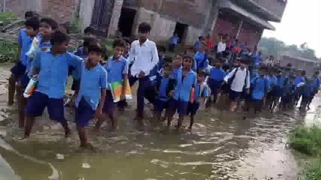 रामचंद्रपुर ईटहरी गांव में नाले के गंदे पानी से गुजर कर स्कूल जाने को विवश हैं छात्र-छात्राएं।