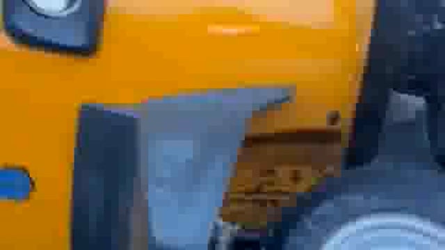 झांसी बीकेडी चौराहे पर सरियों से भारी लोडिंग गाड़ी अनियंत्रित होकर पलट गई लोडिंग गाड़ी ड्राइवर को मामूली चोट आई