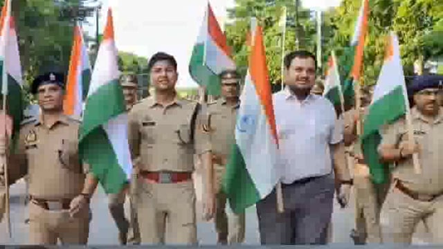 तिरंगे की शान में सड़कों पर उमड़ा जोश,अंबेडकरनगर पुलिस की भव्य तिरंगा यात्रा में गूंजा
पुलिस अधीक्षक केशव कुमार के नेतृत्व में जिलाधिकारी अनुपम शुक्ला,अपर पुलिस अधीक्षक,सीओ सिटी नीतीश कुमार सहित बड़ी संख्या में पुलिसकर्मी और प्रशासनिक अधिकारी इस यात्रा में शामिल हुए।