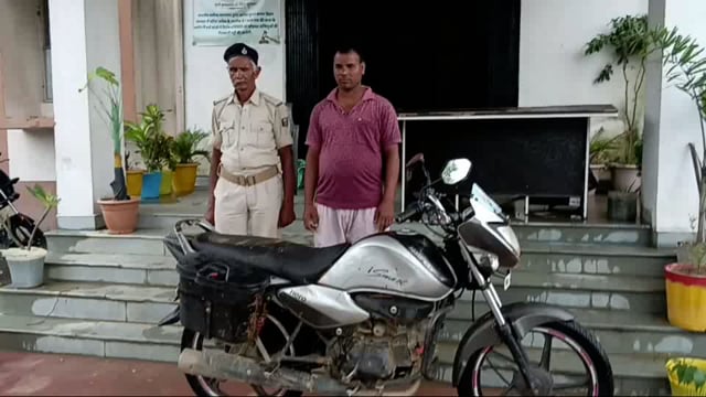 पुलिस ने 41 लीटर महुआ शराब के साथ एक बाइक सवार को किया गिरफ्तार