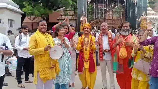 फलाहारी बाबा भगवान श्री कृष्ण के प्राकृतिक उत्सव से पहले कीर्तन भजन गाते हुए 