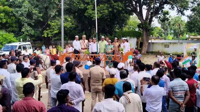 प्रखंड मुख्यालय थाना परिसर,प्रेस क्लब सहित अन्य सरकारी एवं निजी जगहों पर शान से लहराया तिरंगा।