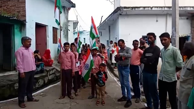 स्वतंत्रता दिवस के उपलक्ष पर युवाओं ने वितरित की पाठ्य सामग्री, खिल उठे बच्चो के चेहरे