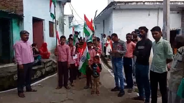 स्वतंत्रता दिवस के उपलक्ष पर युवाओं ने वितरित की पाठ्य सामग्री, खिल उठे बच्चो के चेहरे