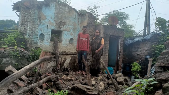  झांसी मऊरानीपुर भरभराकर गिर गई दो मंजिला की अटारी,घर-गृहस्थी का सामान हुआ नष्ट घर वाले हुए बेघर ।