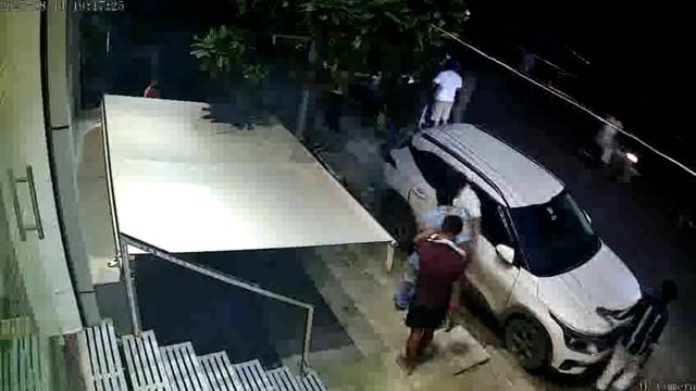 वृंदावन में अग्रवाल टेलीकॉम पर नामजदों ने की जमकर लाठी डंडों से  मारपीट सीसीटीवी वीडियो वायरल