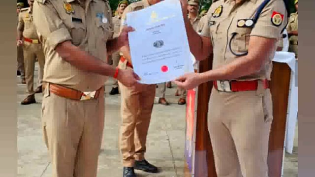 प्रतापगढ़ जिले के थाना महेशगंज के थानाध्यक्ष मुकेश कुमार सिंह को शासन द्वारा सिल्वर मेडल देकर किया गया सम्मानित#latest_n