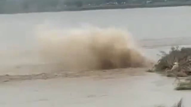 उत्तर प्रदेश के बागपत में यमुना नदी में गैस पाइपलाइन फटी

बागपत, उत्तर प्रदेश – बागपत ज़िले में यमुना नदी में एक गैस पाइपलाइन फट गई है। अधिकारियों को संदेह है#politics