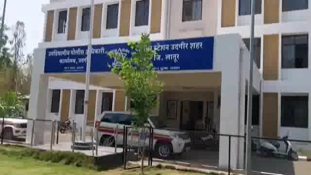 जय जवान चौकात पोलिसांनी ३ हजार ८४० रुपयांची देशी दारू पकडली,उदगीर शहर पोलीस ठाण्यात गुन्हा दाखल