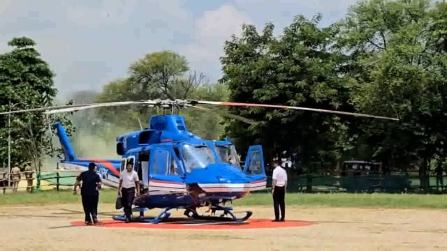 कृष्ण जन्माष्टमी पर्व पर, कान्हा का 5252 वां जन्मोत्सव मनाने हैलीकॉप्टर से मथुरा पहुंचे मुख्यमंत्री योगी आदित्यनाथ।