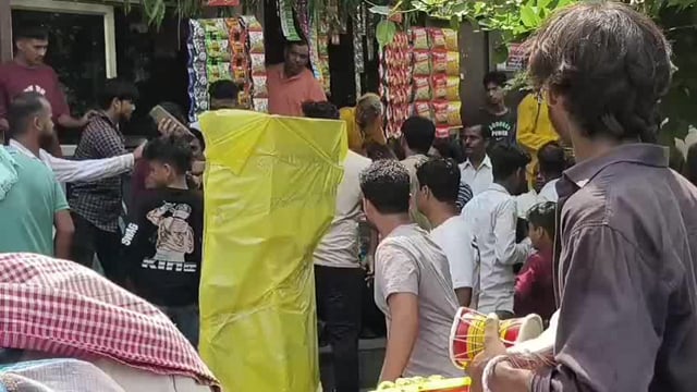 मथुरा: थाना गोविंद नगर क्षेत्र में दुकानदार व श्रद्धालुओं के मध्य हुई मारपीट का वीडियो हुआ वायरल