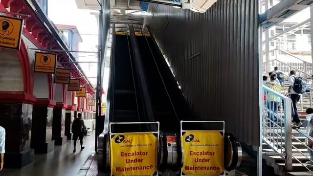 झाँसी रेलवे स्टेशन पर एस्केलेटर हमेशा ख़राब रहता है। रेल प्रशासन इसे ठीक कराने के बजाय आंख बंद करके सो रहा है 