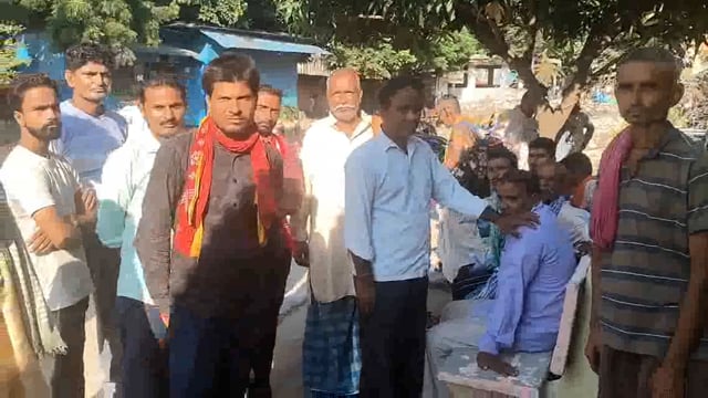 दिल्ली मेट्रो में इलेक्ट्रिशियन, गांव में करंट से मौत