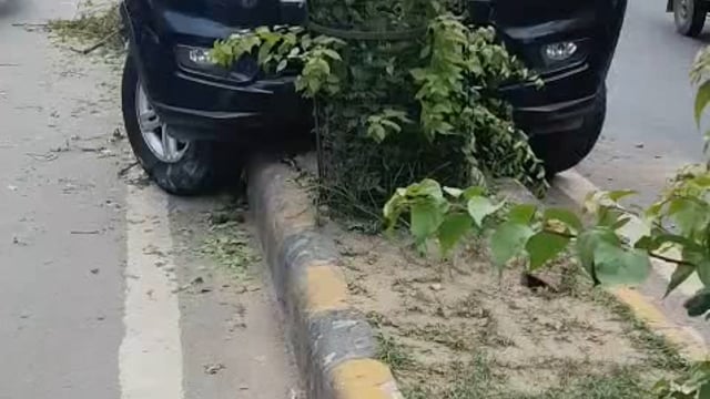 झांसी नवाबाद थाना क्षेत्र जेल चौराहे सिटी मॉल के पास 4 पहिया वाहन बोलोरो गाड़ी अपना संतुलन खोकर डिवाइडर पर खंबे में लगी 