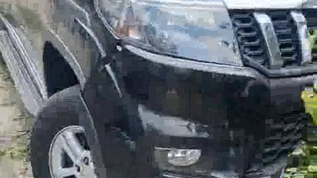 झांसी नवाबाद थाना क्षेत्र जेल चौराहे सिटी मॉल के पास 4 पहिया वाहन बोलोरो गाड़ी अपना संतुलन खोकर डिवाइडर पर खंबे में लगी 