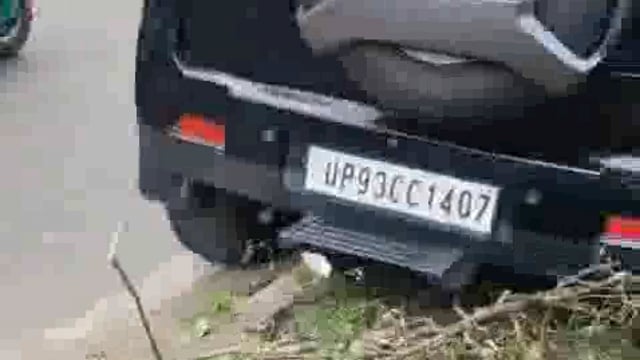 झांसी नवाबाद थाना क्षेत्र जेल चौराहे सिटी मॉल के पास 4 पहिया वाहन बोलोरो गाड़ी अपना संतुलन खोकर डिवाइडर पर खंबे में लगी 