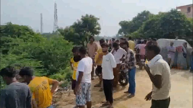 एक युवक का शव पेड़ पर लटका मिला फेली सनसनी मचा हड़कंप