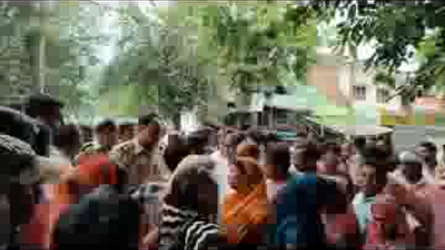 अंबेडकर नगर..
जहांगीरगंज थाना क्षेत्र के हुसेनपुर खुर्द में हादसा जूता चप्पल पॉलिश कर रहे व्यक्ति को अनियंत्रित स्कार्पियो ने रौंदा मौके पर मौत और अन्य दो व्यक्ति घायल।