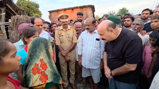 मृतक की पत्नी नन्ही देवी जी को आर्थिक सहयोग स्वरूप ₹25,000 की सहायता प्रदान की तथा भरोसा दिलाया कि सरकार से मिलने 