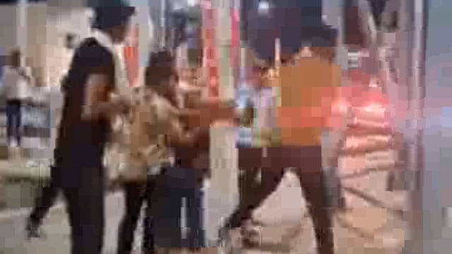 मेरठ में टोल प्लाजा कर्मचारियों ने इंडियन आर्मी के जवान कपिल को खंभे से बांधकर बर्बरता से पीटा। स्टाफ ने टोल मांगा तो कपिल ने ई-कार्ड दिखाया। फिर भी टोलकर्मी नहीं माने। जिसके बाद विवाद बढ़ता गया।