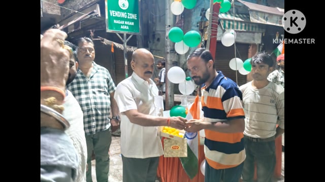 आगरा के बाद अब बेंगलुरु में भी मिडनाइट होस्टिंग घटिया आजम खान चौराहे पर हुई मिडनाइट फ्लैग होस्टिंग 